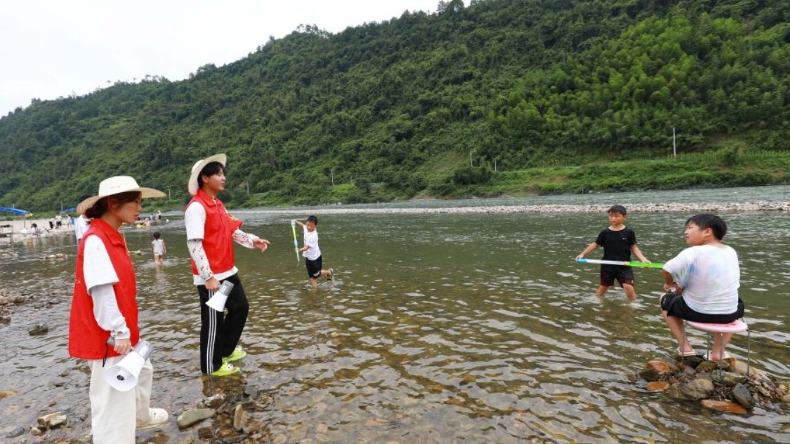 疏堵结合 织牢暑期防溺水安全网