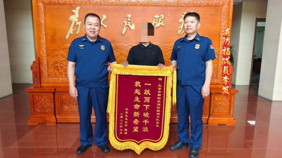 垂钓者溺水遇险，消防员训练途中紧急救援，一面锦旗揭开救人故事