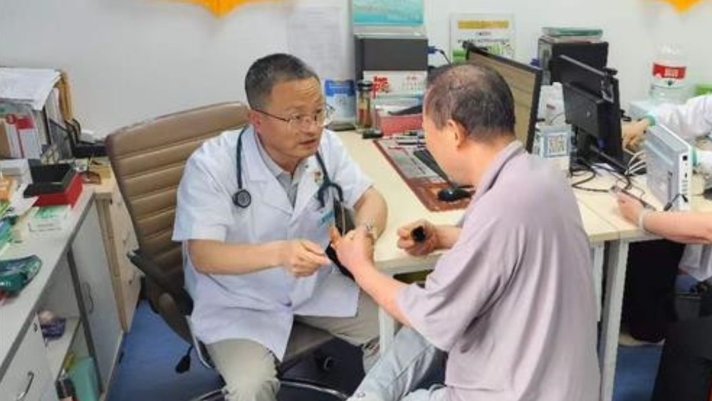 跪地拆线的邻里守护者