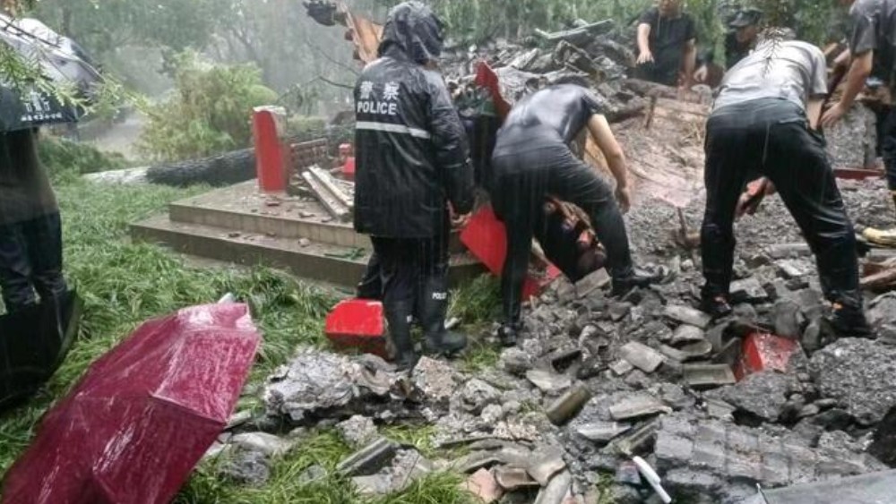 雨幕逆行守长安 西安公安在暴雨中筑起安全屏障