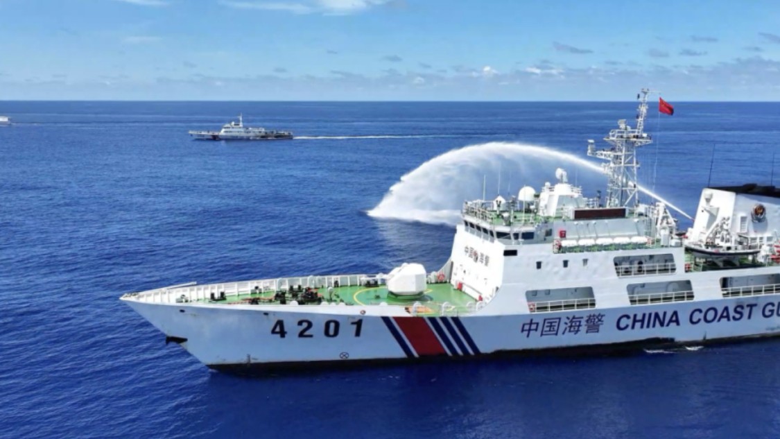 中国海警位黄岩岛附近海域组织维权执法管控演练