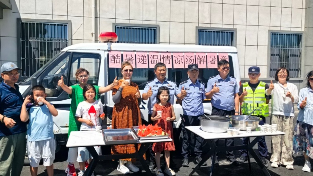 新疆尼勒克县公安局：爱心消暑服务站 为过往游客送安全送清凉