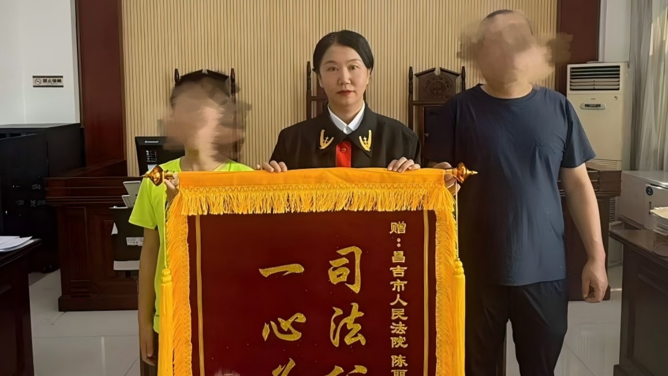 新疆昌吉市人民法院：排忧解难办实事 锦旗致谢映初心