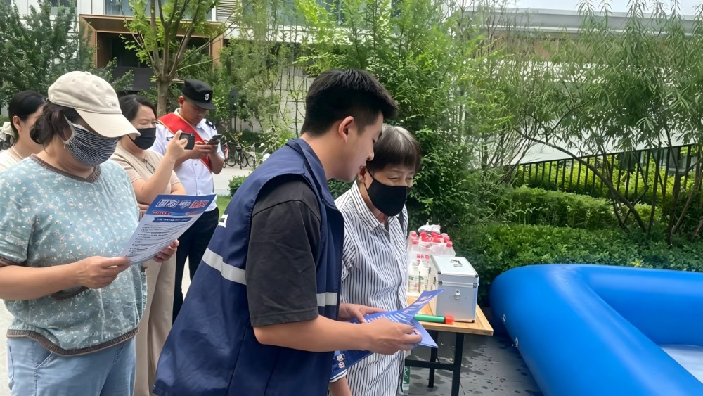 银川市金凤区双福社区：戏水狂欢消酷暑 法治宣传伴成长