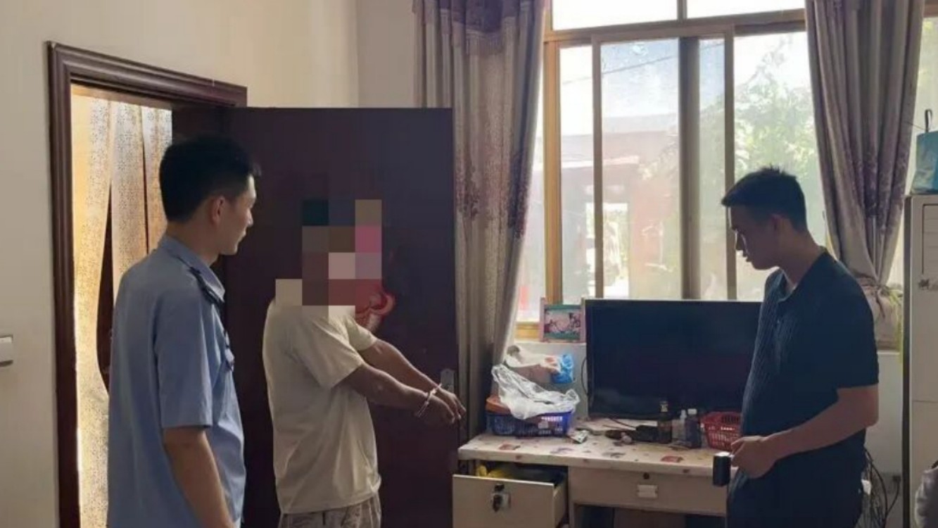 骑着电动车 挨家挨户“溜达” 栽了！