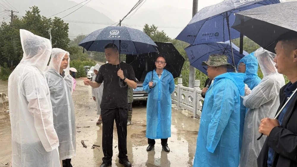 雨夜遭遇山洪泥石流 警民同心抢险护平安
