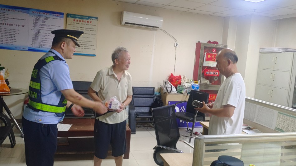 宜春市交通运输执法支队：践行执法为民初心 贴心相助遗失药品老人