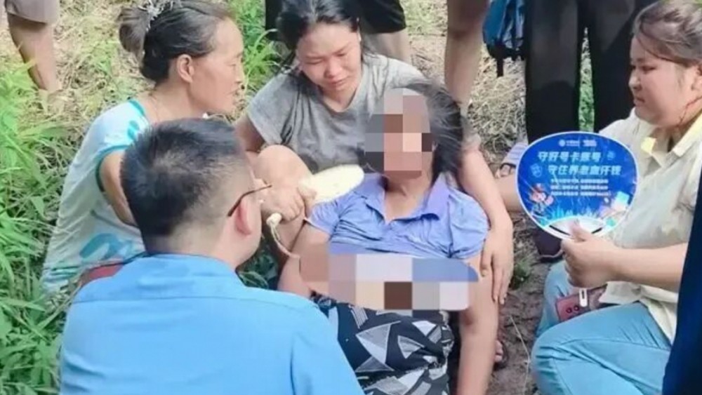 四川乐山一女子进山中暑昏迷，民警高温下紧急搜救成功挽回生命