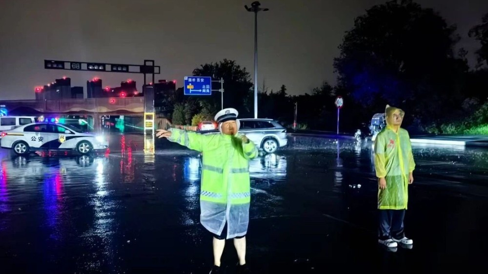 临潼公安：雨中执勤保畅通 坚守岗位护平安