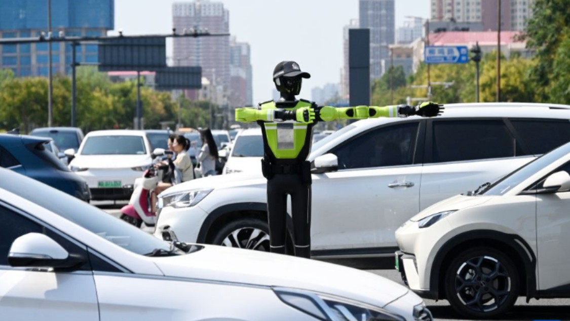 河北邯郸： 人形机器人“交警”上岗执勤