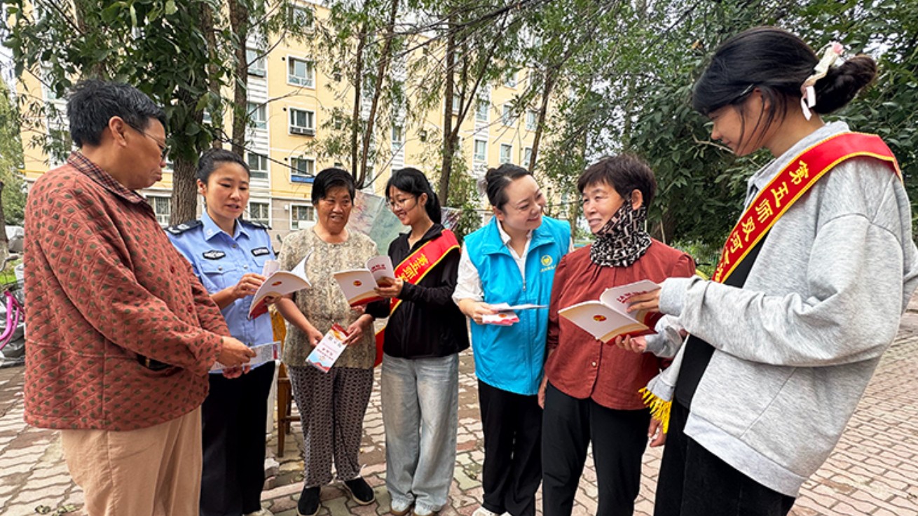 新疆生产建设兵团第五师八十一团司法所：走街入户 进店宣讲 田间释法