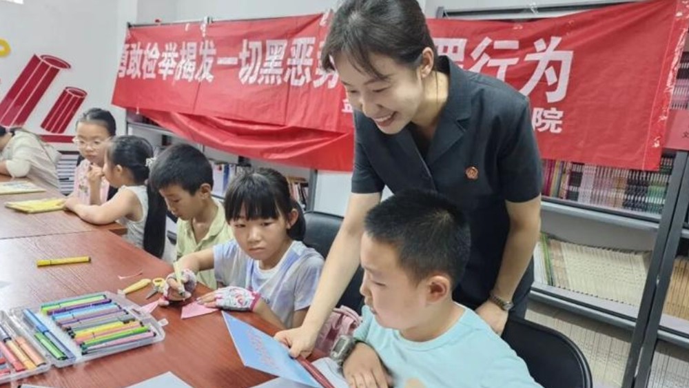 “记住，扫黑除恶举报热线是12337”