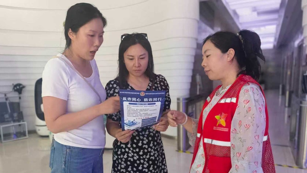 银川市金凤区阅海湾社区：反诈敲门进楼宇 守护职场平安圈