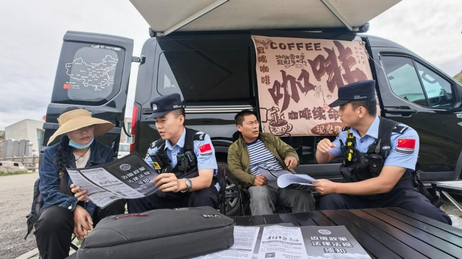 警护景区旅途 普法相伴同行