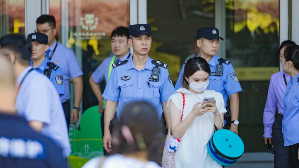 暑运里的“藏蓝”光——陕西机场公安把平安写进我们的幸福旅途