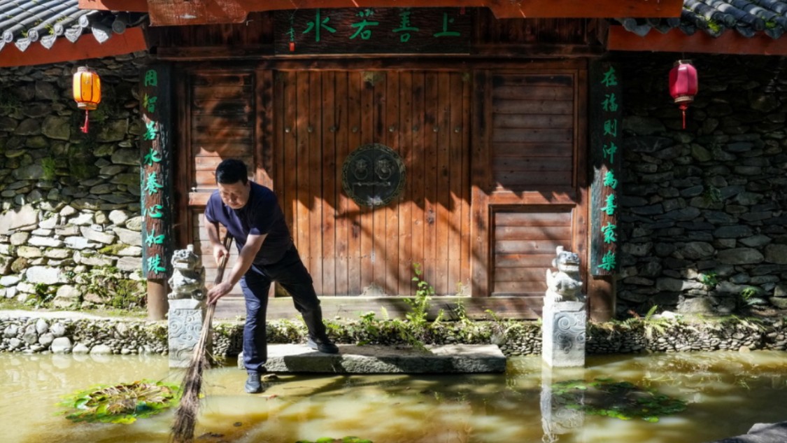 甘肃康县：暴雨过后清理维修忙