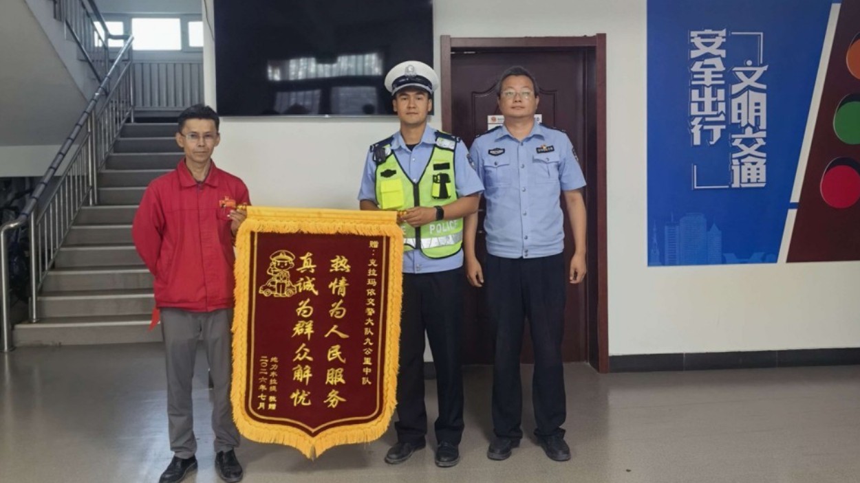 新疆克拉玛依市公安局交警：深夜驰援解困境 高温护送显真情