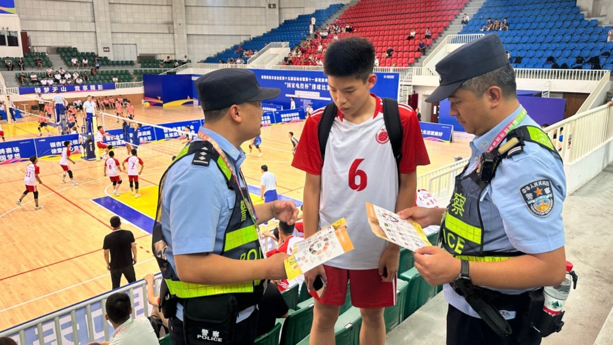 新疆奎屯市公安局：禁毒宣传进赛场 无毒青春护远航