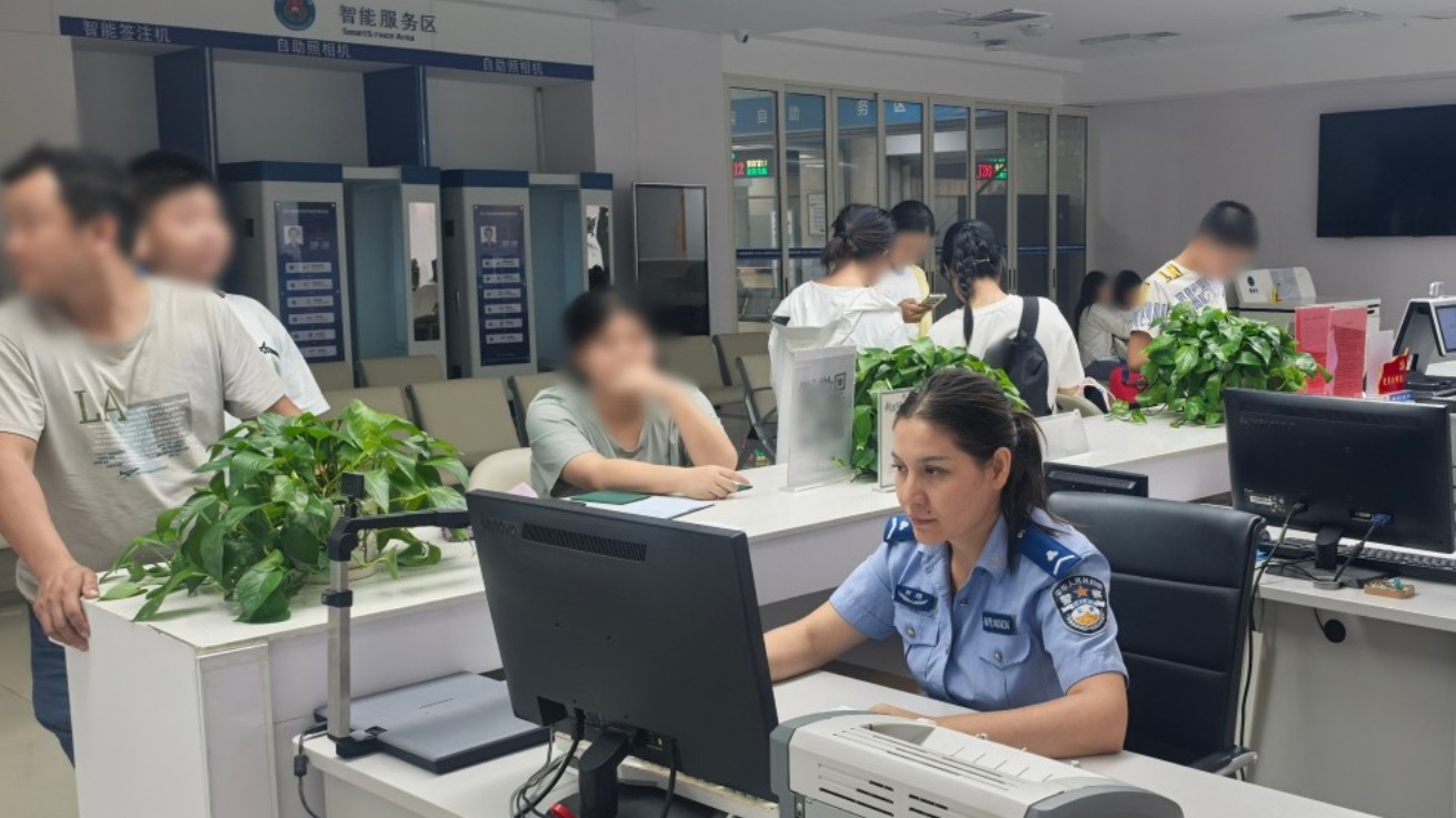 新疆阿克苏市公安局出入境管理大队：精准落实办证政策 暖心服务来疆旅游家庭