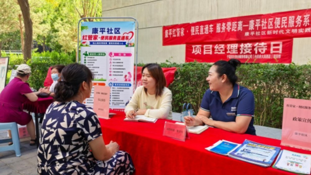 银川市兴庆区康平社区：搬桌下楼零距离听民声 摆摊解忧全方位惠民生