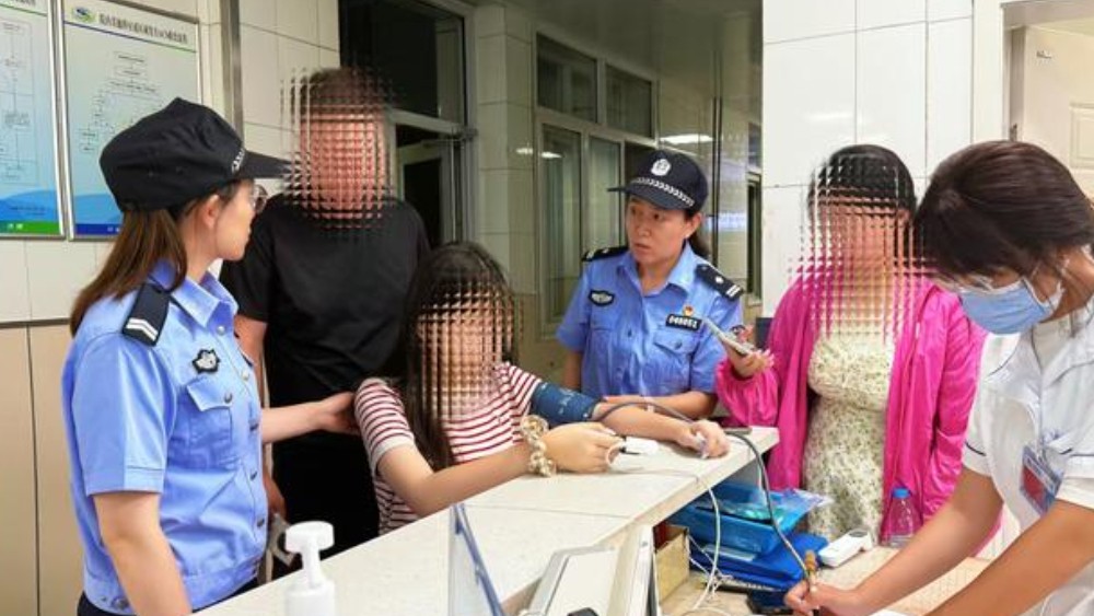水磨河森林派出所民警护送患病少女就医