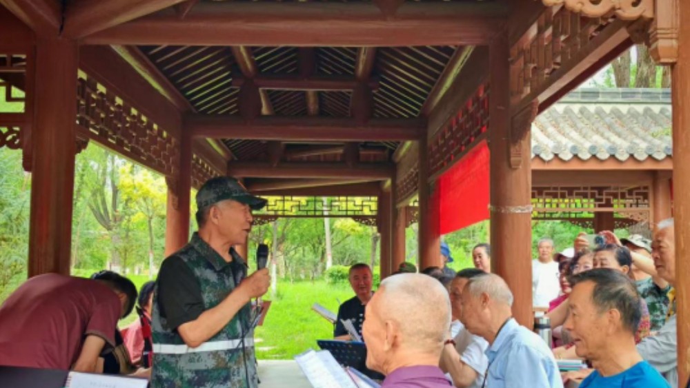 银川市金凤区阅海万家社区：廊亭微课堂讲透法治大道理 银发志愿队守护最美夕阳红
