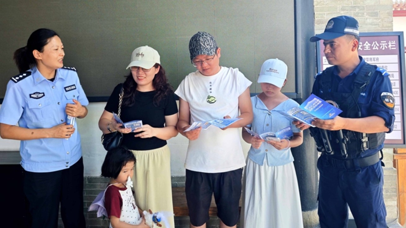 新疆霍城县公安局：夏日宣传进一线 守护平安不松懈