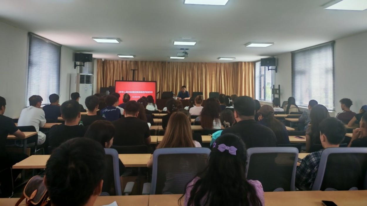 新疆伊宁市司法局：返乡学子来听课 暑假学法护平安