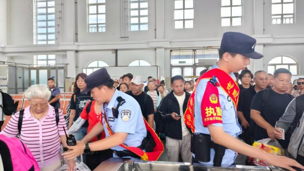 “小”站有“大”智慧 北极铁警从容应“烤”