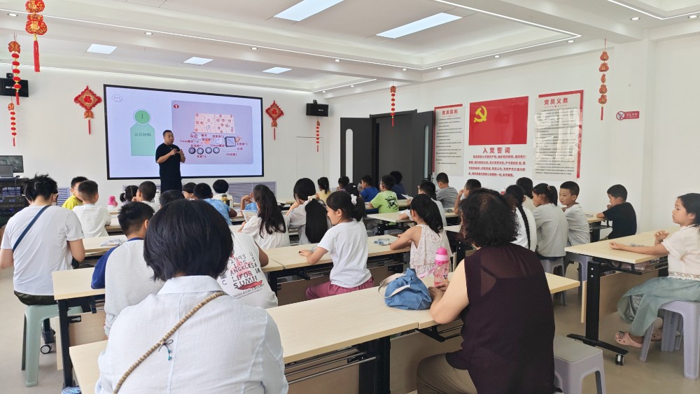 银川市金凤区海珀兰轩社区：触摸光伏绿色科技 践行生态环保初心