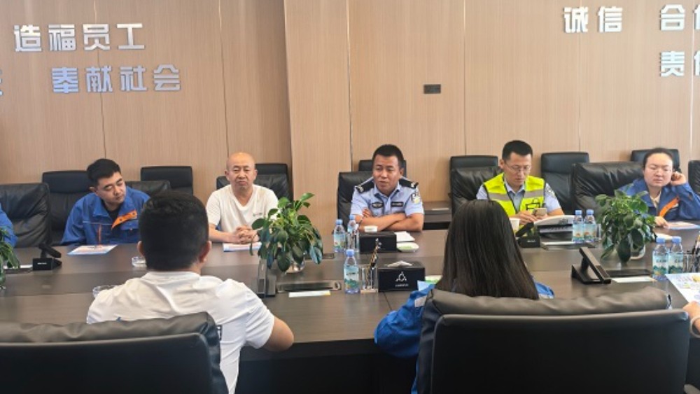 孙家岔派出所民辅警深入辖区企业开展交通安全宣传活动