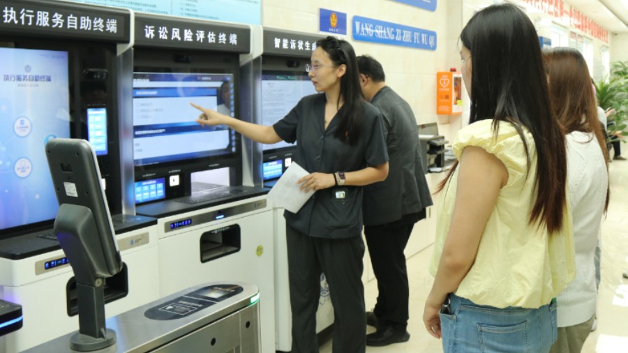 返乡学子探法院 学法知法零距离