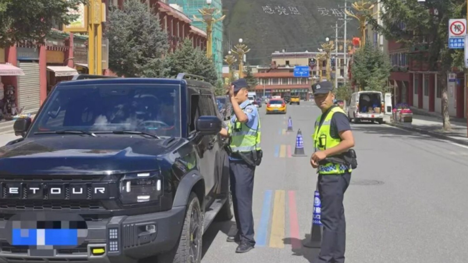 甘孜州炉霍公安警力下沉基层 纵深推进农村道路交通安全综合治理