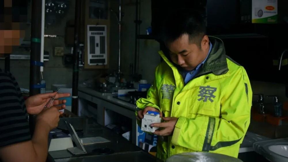 雨中的“二鼓”——记凤鸣派出所辅警胡烨炜的一天