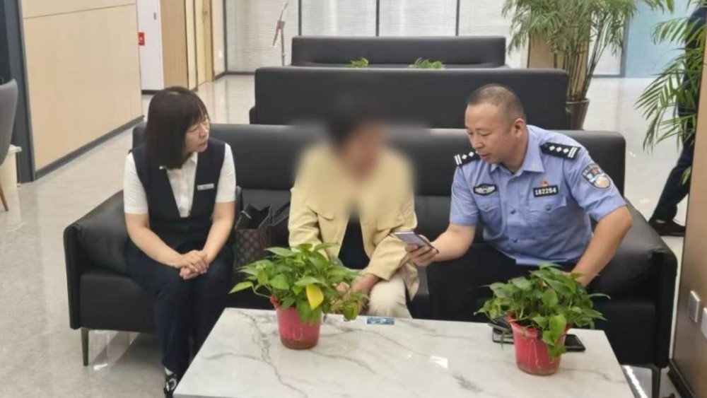 一天两起反诈劝阻！假红头文件设套，轻信内幕理财谎言，她俩差点上当