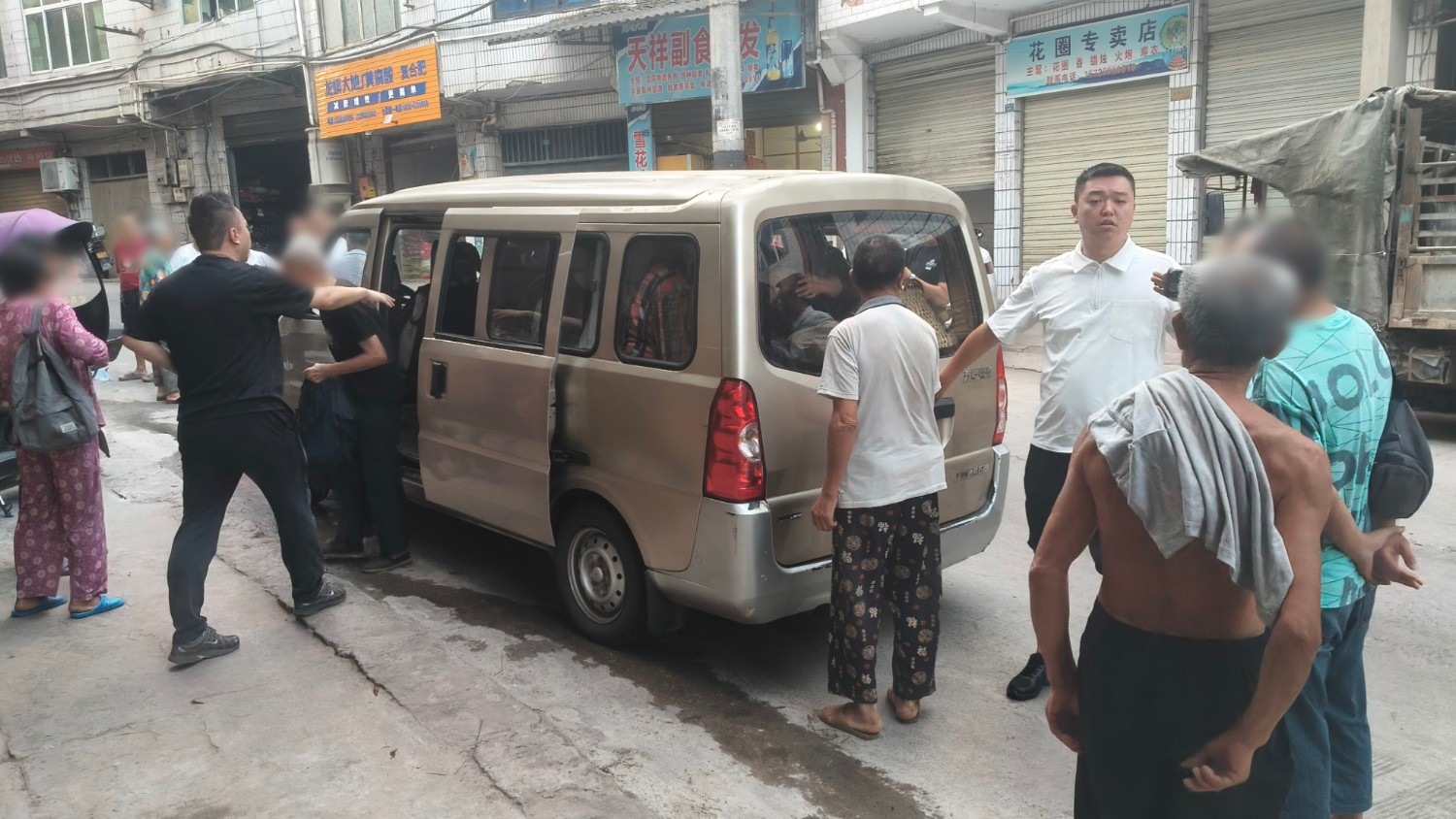 他用生命“赌博”！核载7人面包车装17人，真“刑”！