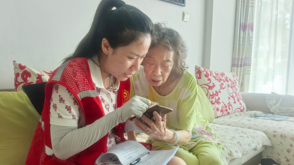银川市兴庆区东方社区：上门宣教破解识骗难题 贴心服务守护银发钱袋