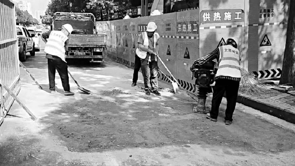 太原市政抢修塌坑道路守护市民出行安全