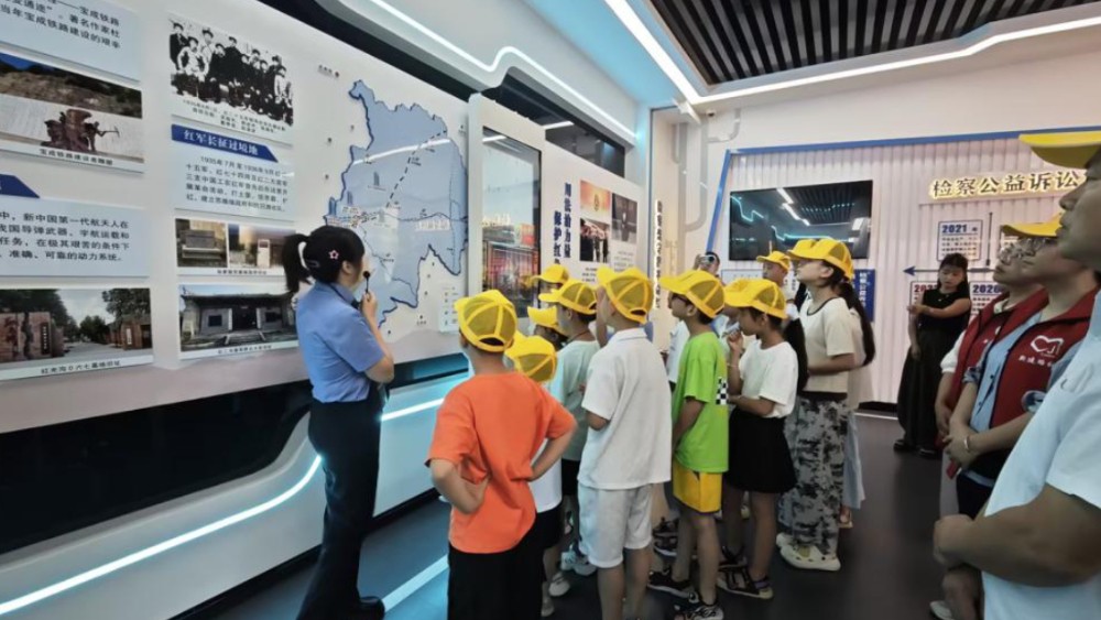 凤县：党建引领普法行 法治护航伴成长