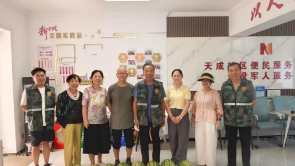 银川市兴庆区文化街天成社区：盛夏送清凉践初心 走访慰老兵暖军心