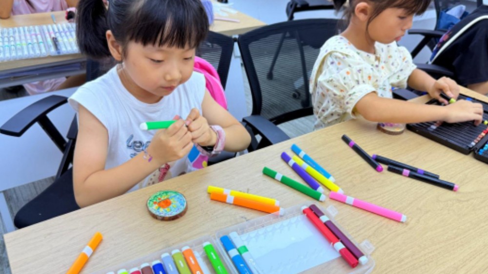银川市金凤区银丰社区：废旧木桩绘就童真画卷 生态法治润泽少年心田