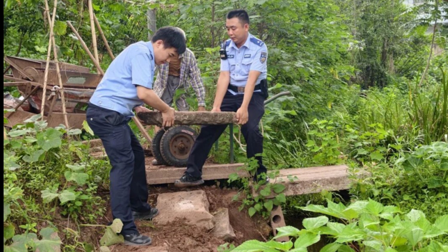 四川武胜公安：断路堵了邻里情，调处解开心中结