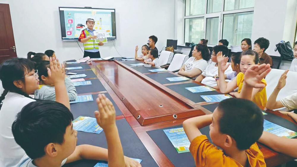 齐齐哈尔： 甘南县公安局交通管理大队护学护童宣传 守护暑期平安