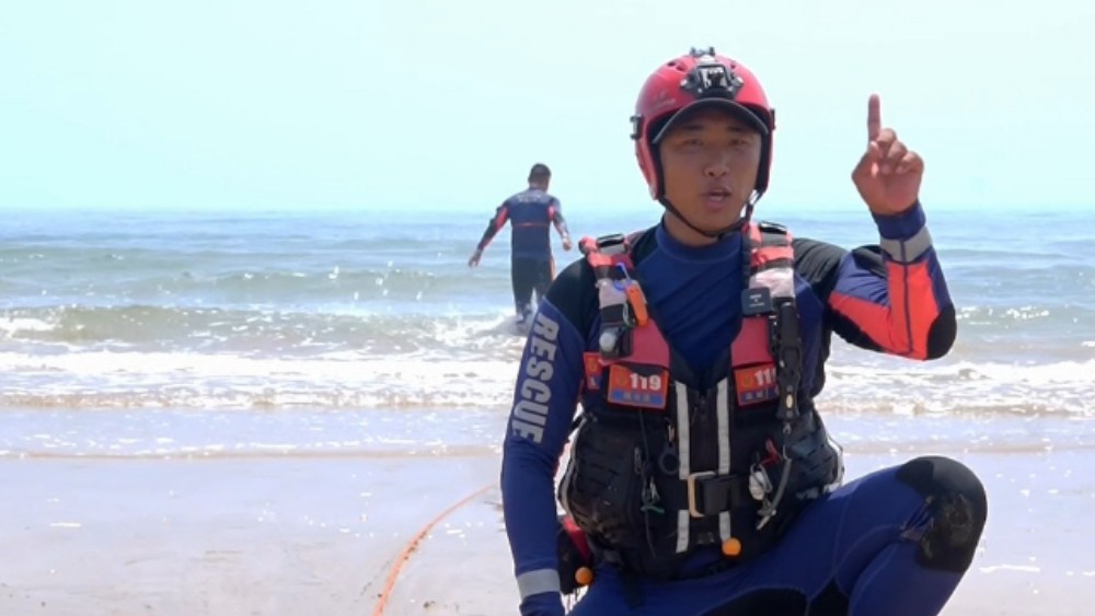 警惕海边隐形陷阱！海水刚到膝盖也可能溺水