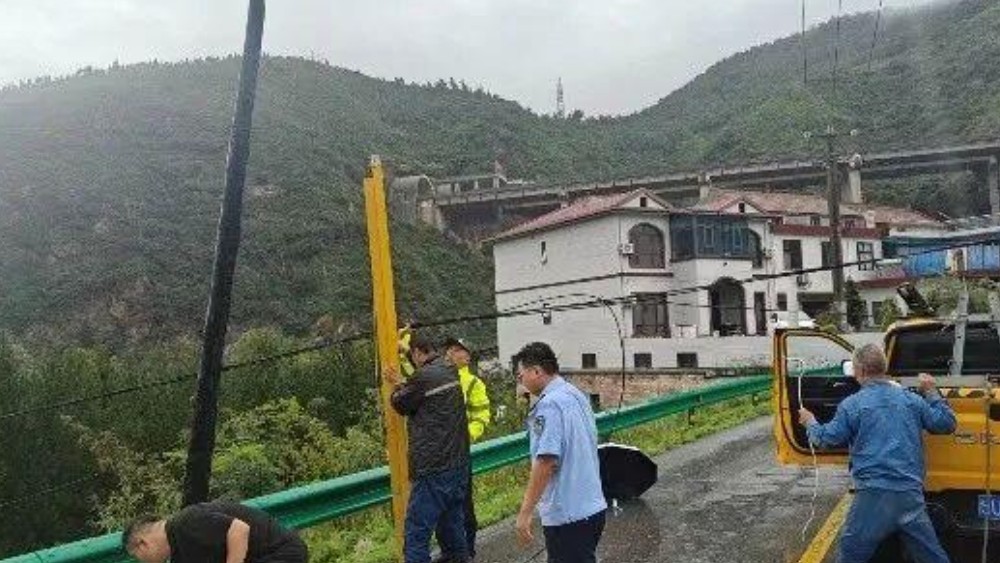 蓝田玉山派出所闻“汛”而动筑起“安全堤坝”