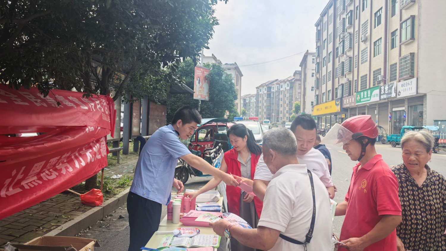 线上线下齐发力 宜春市上高县泗溪镇常态化开展扫黑除恶暨“双提升”宣传工作