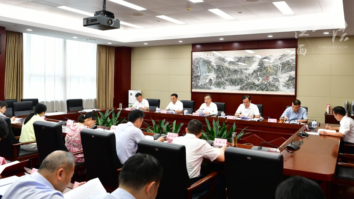 省委政法委传达学习省委十五届十次全会精神 省委副书记、省委政法委书记陈永奇主持并讲话