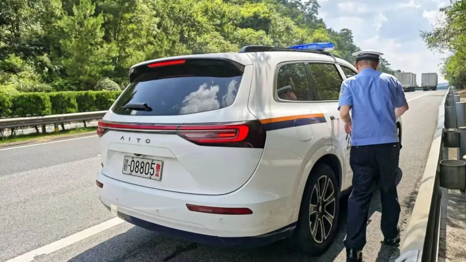 网友全网发帖寻人，只为感谢做好事不留名的江西高速交警