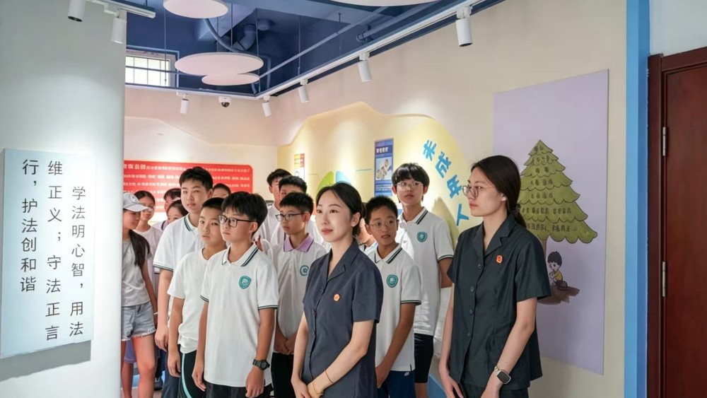 研学启智共护朝阳 市南法院联合海信学校开展暑期法治研学活动