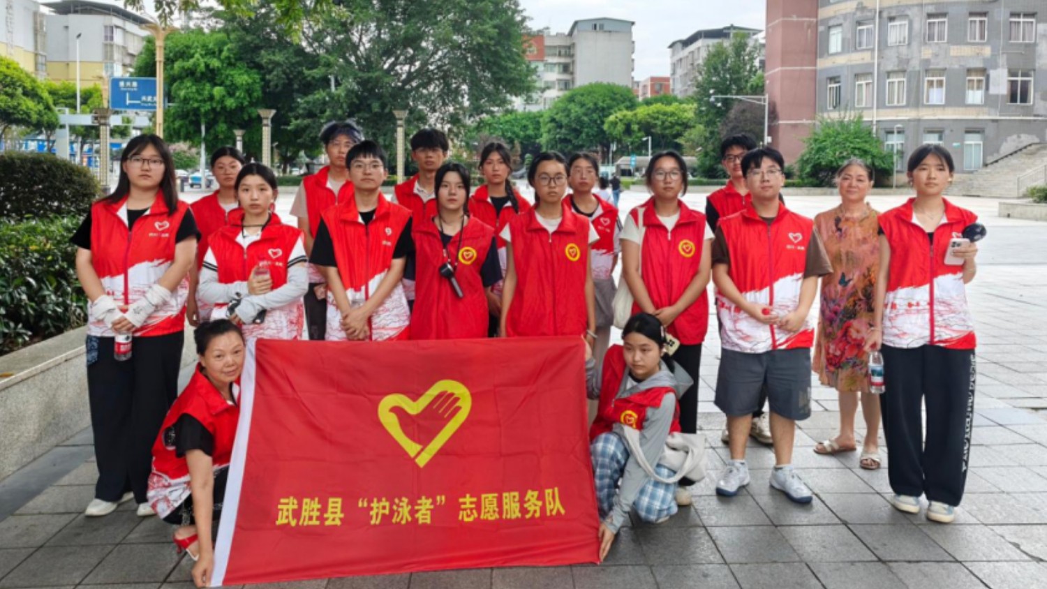 青春志愿·守护生命丨武胜“护泳者”：一抹“志愿红”织密暑期水域“安全网”